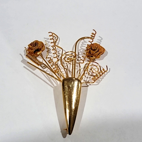 Jewelry - Vintage Brooch Gold Flowers in Vase